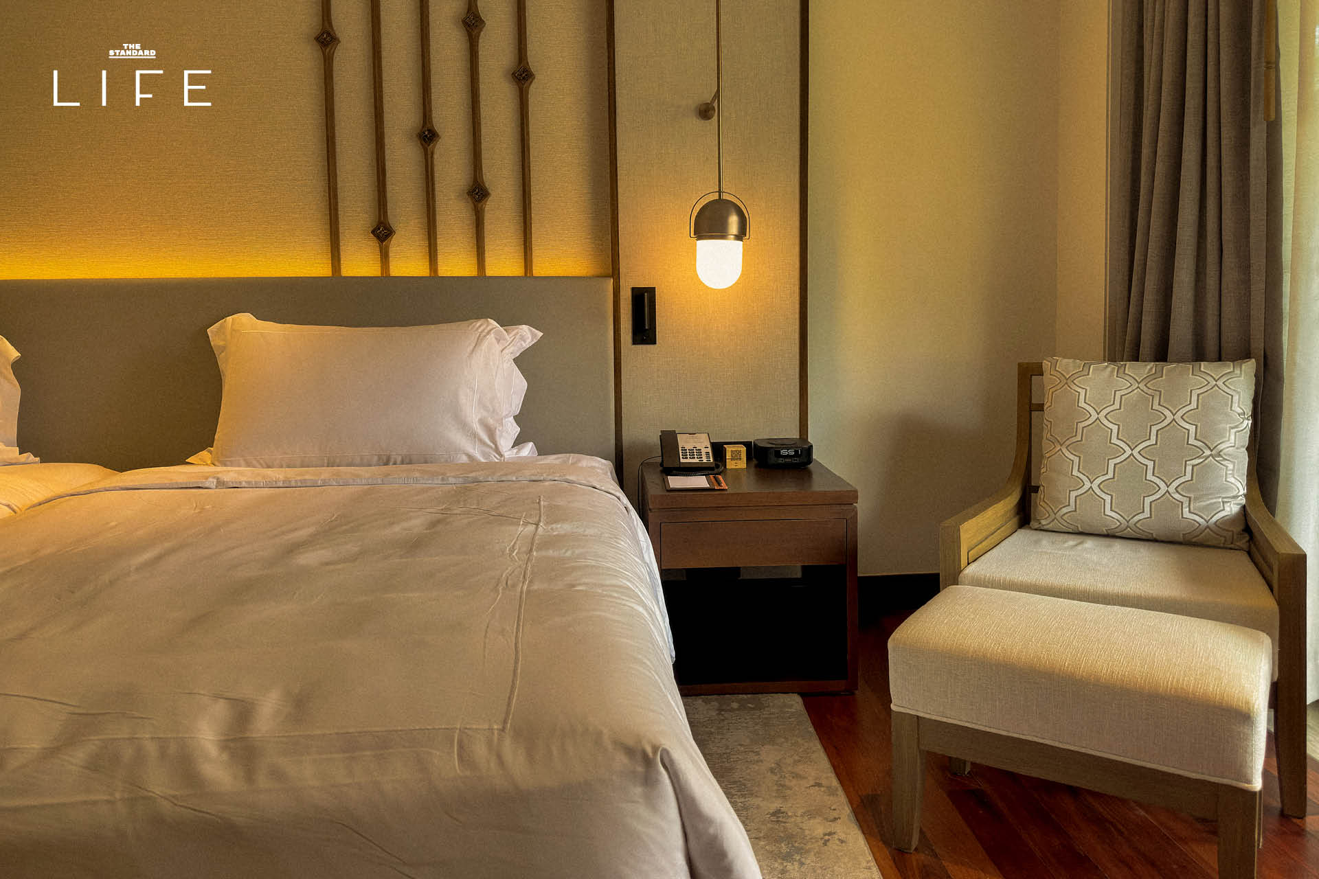 ภาพมุมกว้างของ Anantara Hua Hin Resort แสดงให้เห็นสระว่ายน้ำและอาคารทรงไทยที่ได้รับการปรับปรุงใหม่ 14