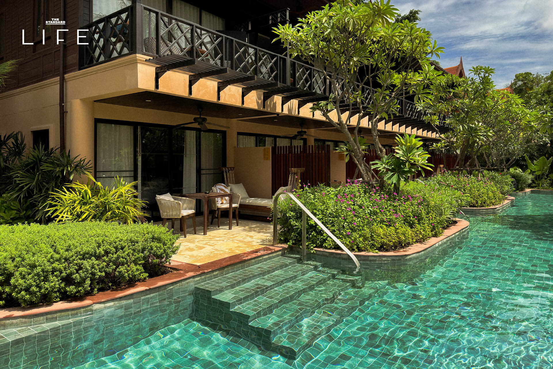 ภาพมุมกว้างของ Anantara Hua Hin Resort แสดงให้เห็นสระว่ายน้ำและอาคารทรงไทยที่ได้รับการปรับปรุงใหม่ 15