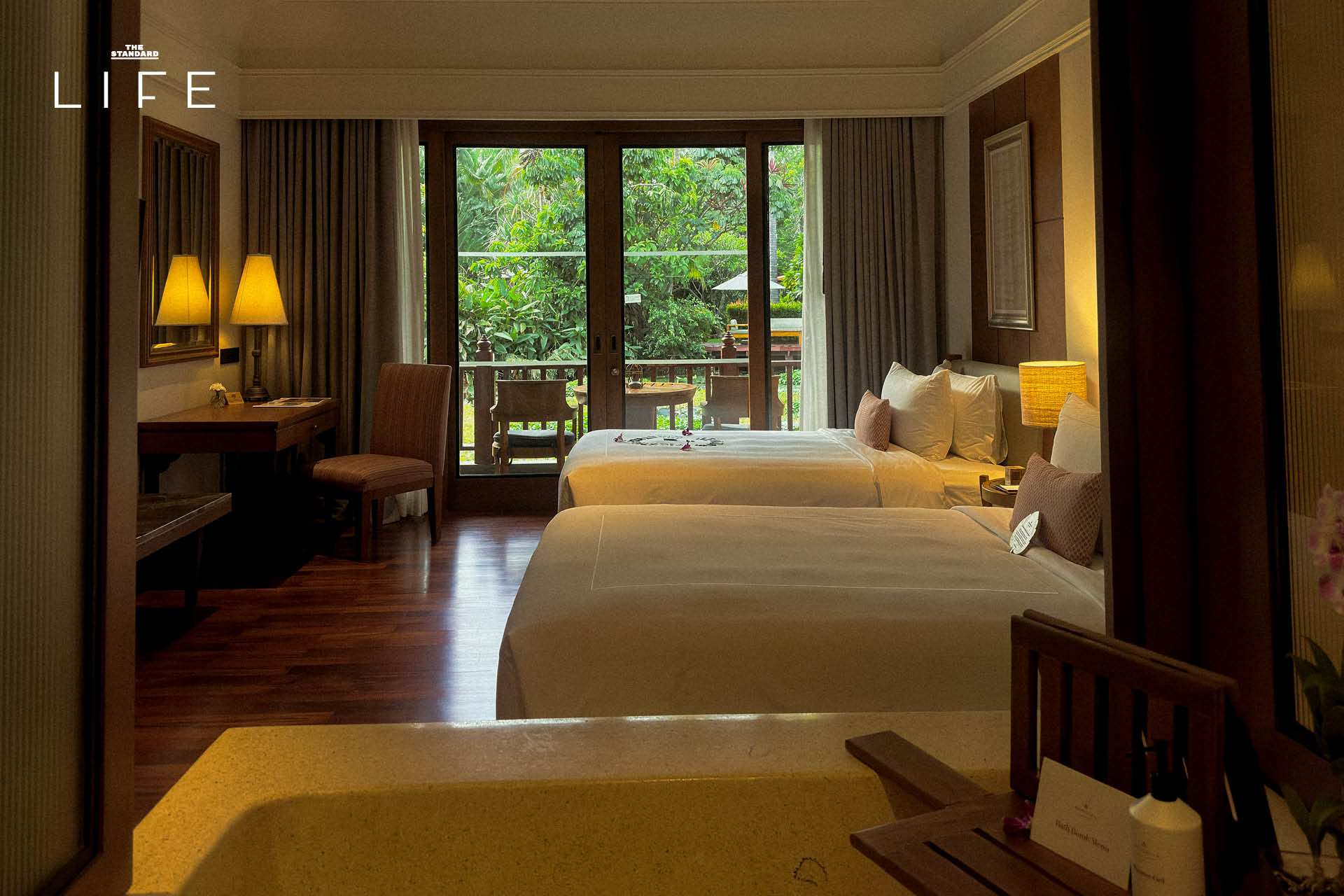 ภาพมุมกว้างของ Anantara Hua Hin Resort แสดงให้เห็นสระว่ายน้ำและอาคารทรงไทยที่ได้รับการปรับปรุงใหม่ 16