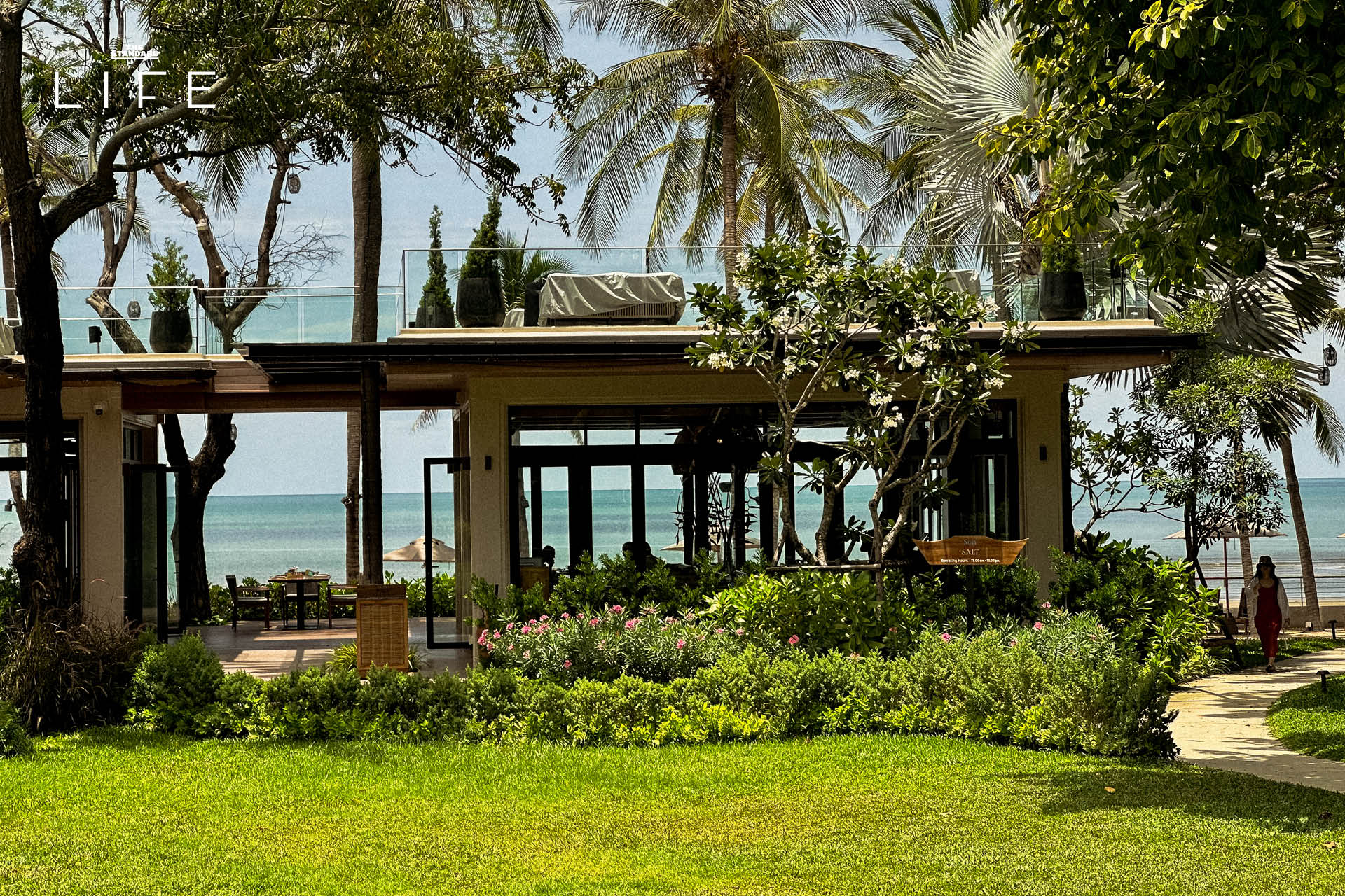 ภาพมุมกว้างของ Anantara Hua Hin Resort แสดงให้เห็นสระว่ายน้ำและอาคารทรงไทยที่ได้รับการปรับปรุงใหม่ 17