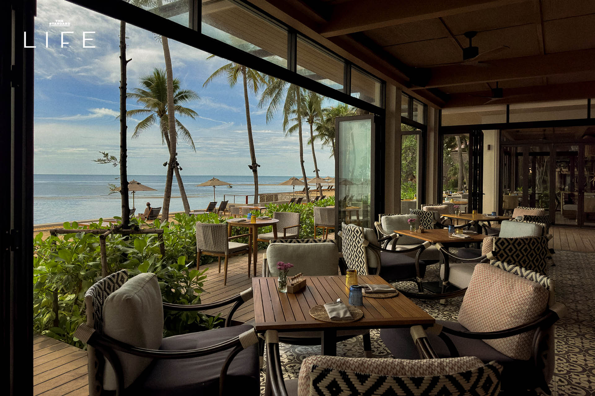 ภาพมุมกว้างของ Anantara Hua Hin Resort แสดงให้เห็นสระว่ายน้ำและอาคารทรงไทยที่ได้รับการปรับปรุงใหม่ 18