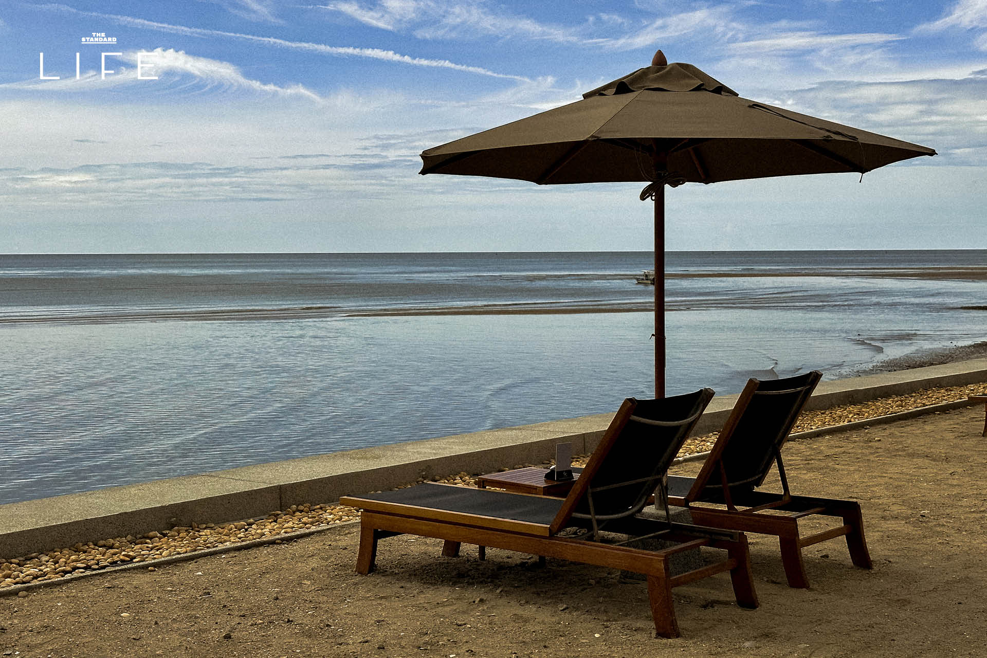 ภาพมุมกว้างของ Anantara Hua Hin Resort แสดงให้เห็นสระว่ายน้ำและอาคารทรงไทยที่ได้รับการปรับปรุงใหม่ 19