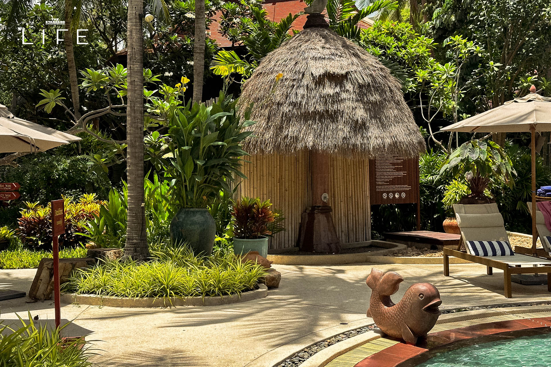 ภาพมุมกว้างของ Anantara Hua Hin Resort แสดงให้เห็นสระว่ายน้ำและอาคารทรงไทยที่ได้รับการปรับปรุงใหม่ 20