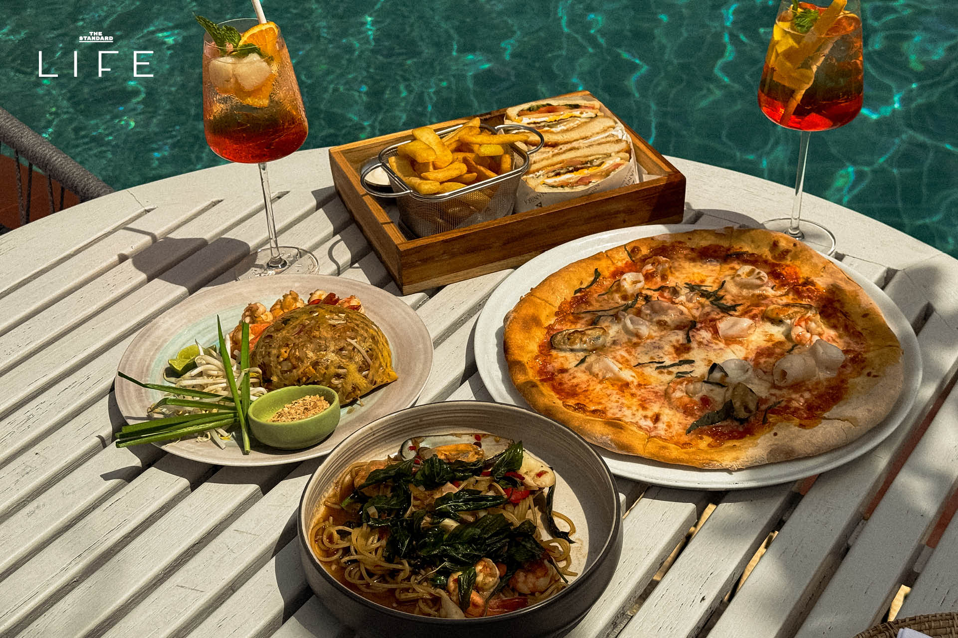 ภาพมุมกว้างของ Anantara Hua Hin Resort แสดงให้เห็นสระว่ายน้ำและอาคารทรงไทยที่ได้รับการปรับปรุงใหม่ 22