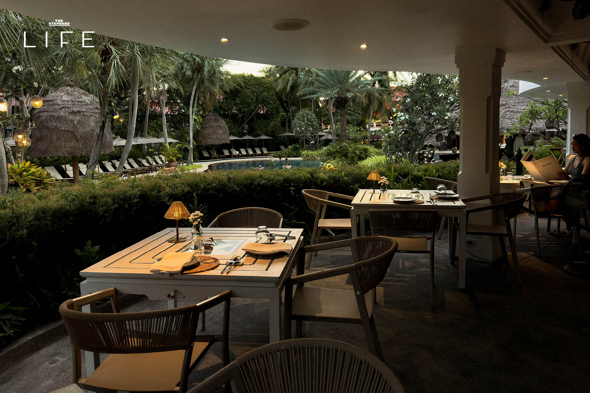 ภาพมุมกว้างของ Anantara Hua Hin Resort แสดงให้เห็นสระว่ายน้ำและอาคารทรงไทยที่ได้รับการปรับปรุงใหม่ 23