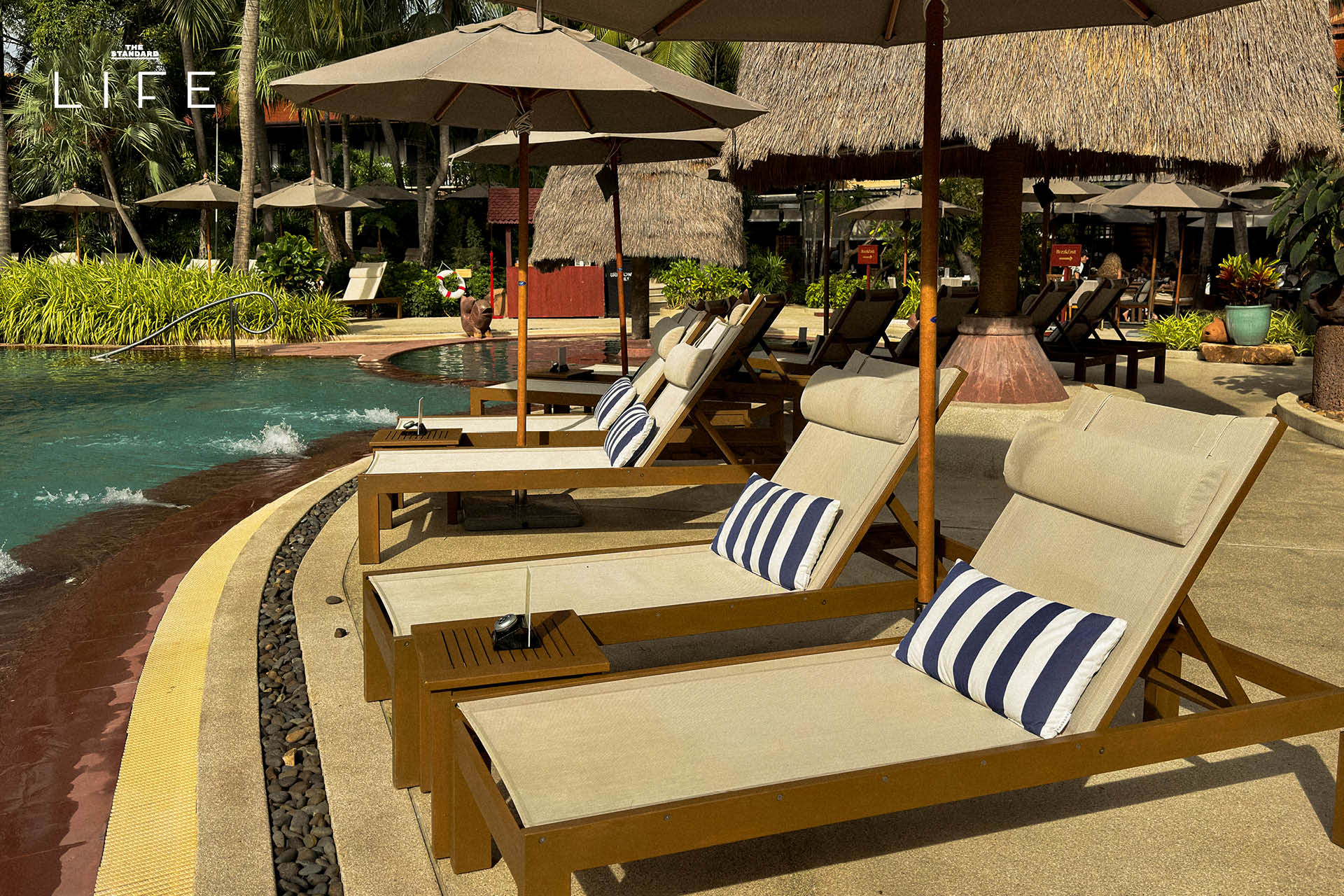 ภาพมุมกว้างของ Anantara Hua Hin Resort แสดงให้เห็นสระว่ายน้ำและอาคารทรงไทยที่ได้รับการปรับปรุงใหม่ 3