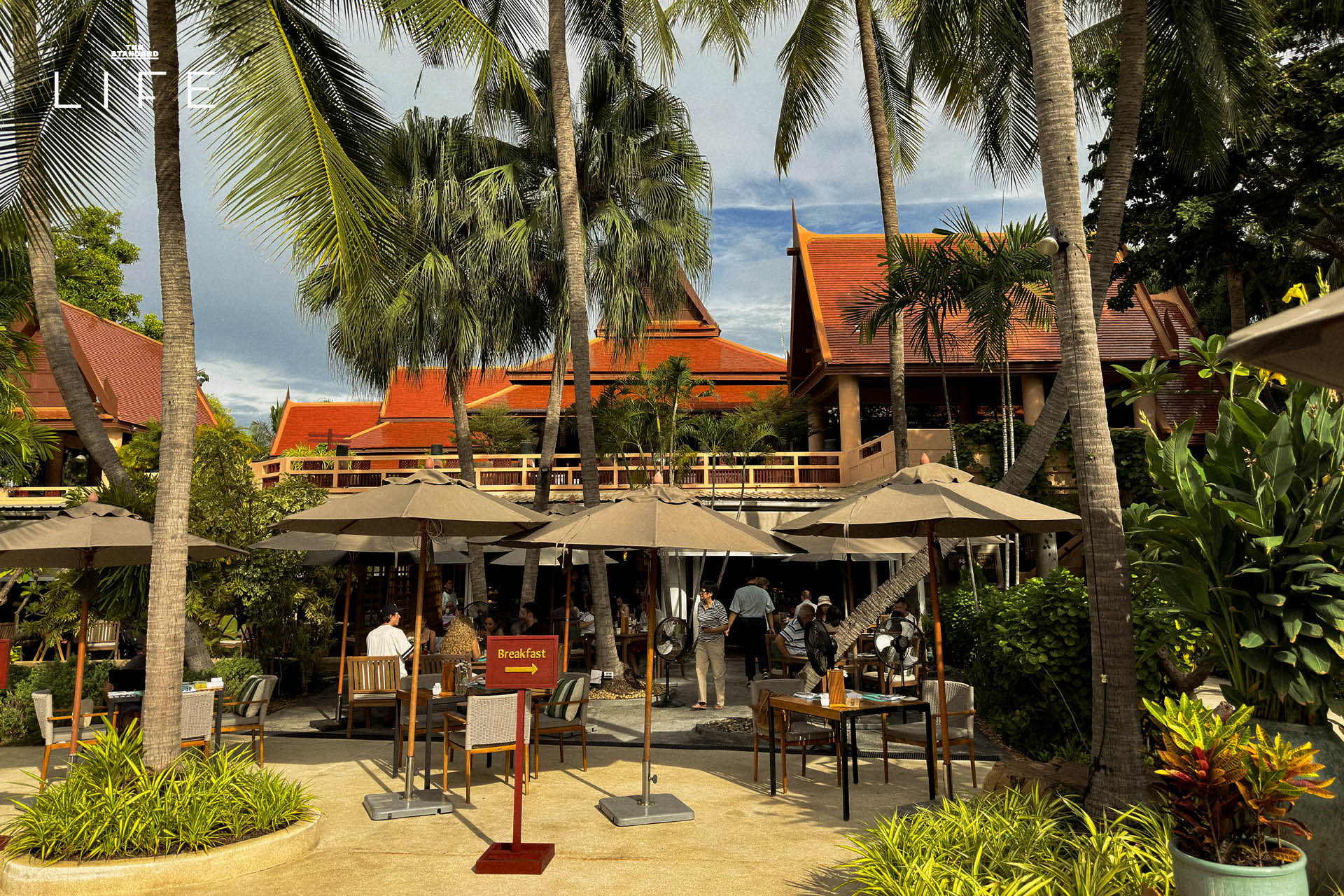 ภาพมุมกว้างของ Anantara Hua Hin Resort แสดงให้เห็นสระว่ายน้ำและอาคารทรงไทยที่ได้รับการปรับปรุงใหม่ 4