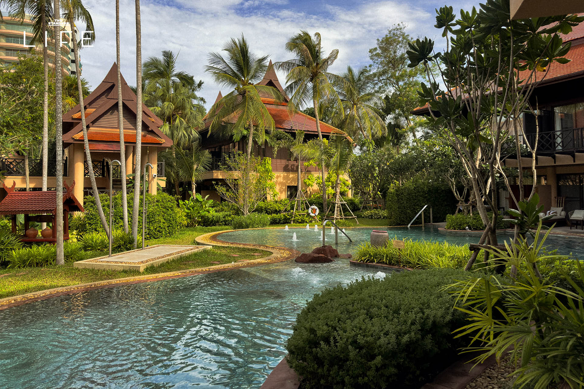 ภาพมุมกว้างของ Anantara Hua Hin Resort แสดงให้เห็นสระว่ายน้ำและอาคารทรงไทยที่ได้รับการปรับปรุงใหม่ 5