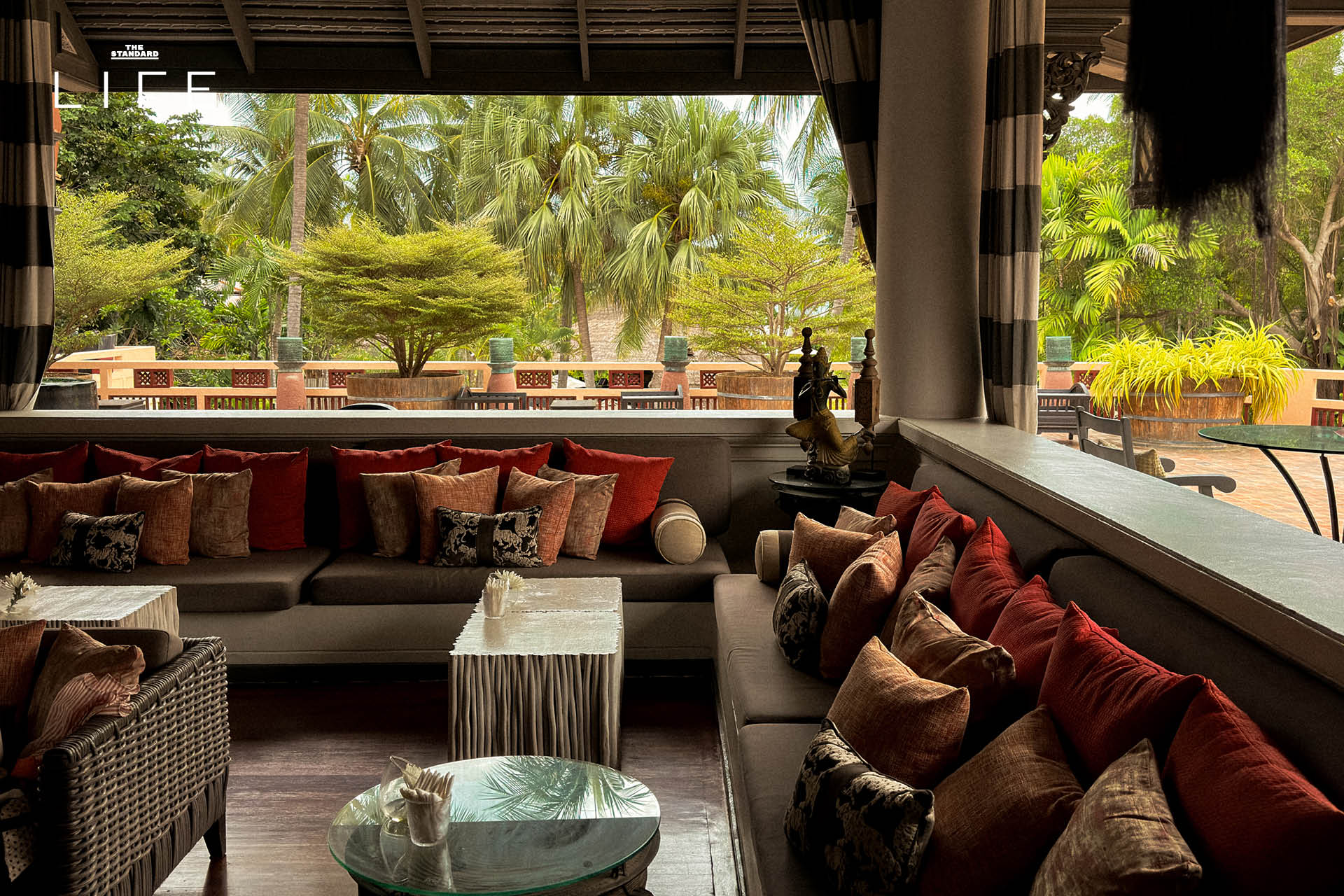 ภาพมุมกว้างของ Anantara Hua Hin Resort แสดงให้เห็นสระว่ายน้ำและอาคารทรงไทยที่ได้รับการปรับปรุงใหม่ 6