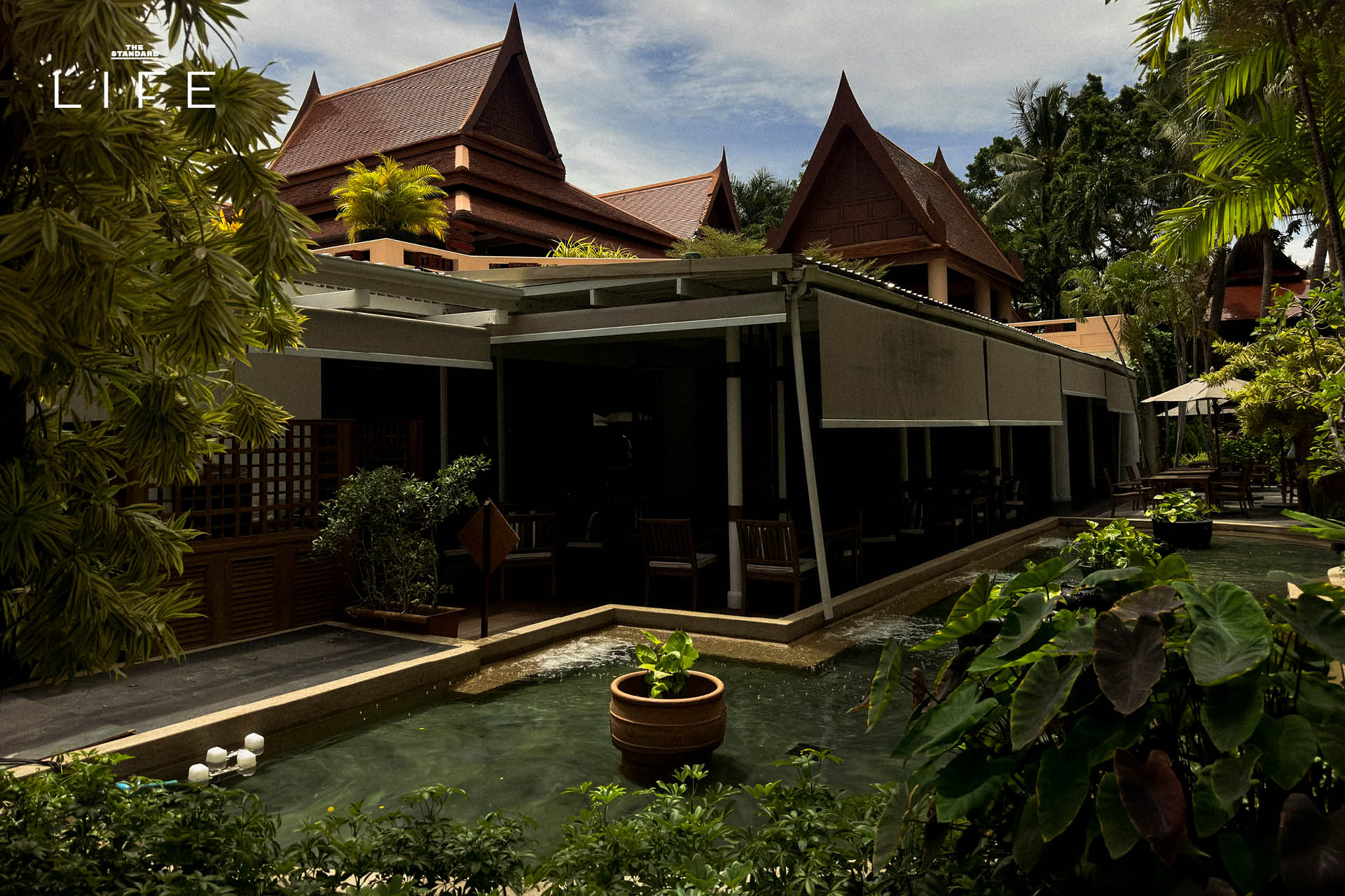 ภาพมุมกว้างของ Anantara Hua Hin Resort แสดงให้เห็นสระว่ายน้ำและอาคารทรงไทยที่ได้รับการปรับปรุงใหม่ 7
