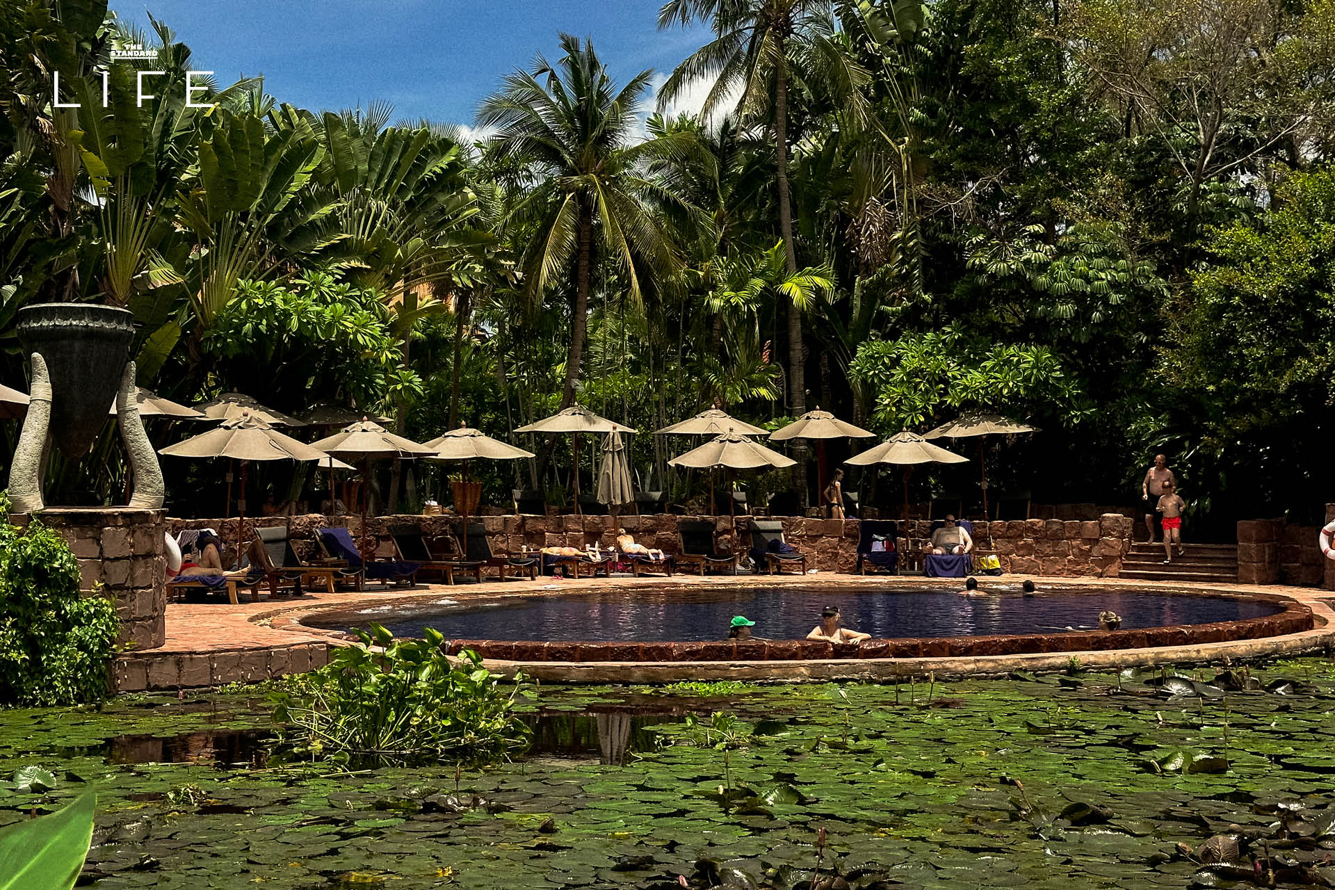 ภาพมุมกว้างของ Anantara Hua Hin Resort แสดงให้เห็นสระว่ายน้ำและอาคารทรงไทยที่ได้รับการปรับปรุงใหม่ 8