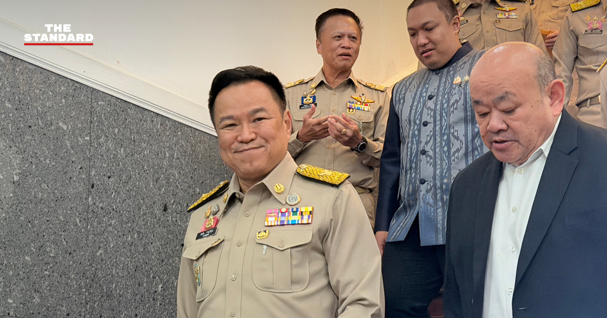 อนุทิน ชาญวีรกูล นายกรัฐมนตรีและรัฐมนตรีว่าการกระทรวงมหาดไทย ให้สัมภาษณ์สื่อมวลชนที่กระทรวงมหาดไทย
