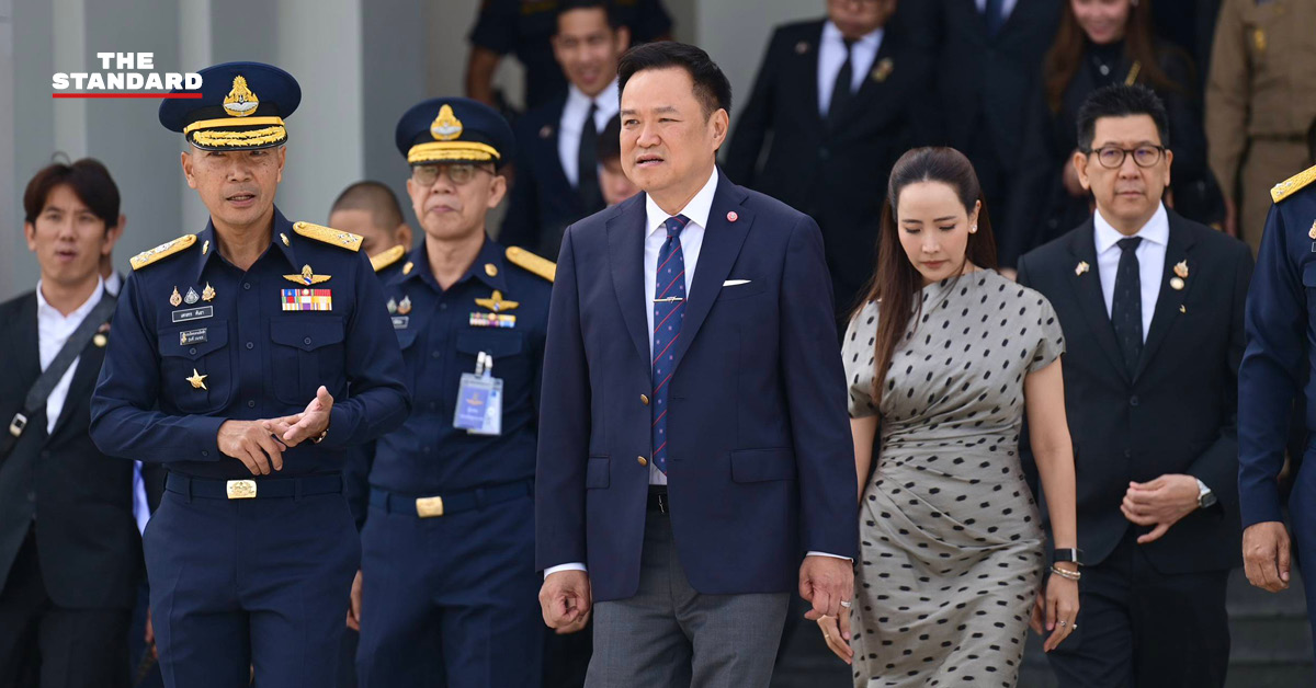 อนุทิน ชาญวีรกูล กำลังเดินและโบกมือที่สนามบิน ก่อนเดินทางเยือนออสเตรเลียและนิวซีแลนด์