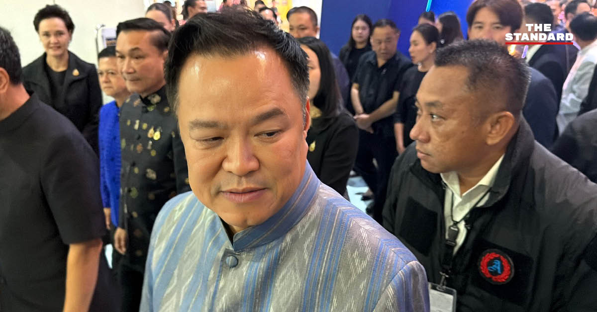 อนุทิน ชาญวีรกูล นายกรัฐมนตรีและรัฐมนตรีว่าการกระทรวงมหาดไทย กำลังให้สัมภาษณ์สื่อมวลชน