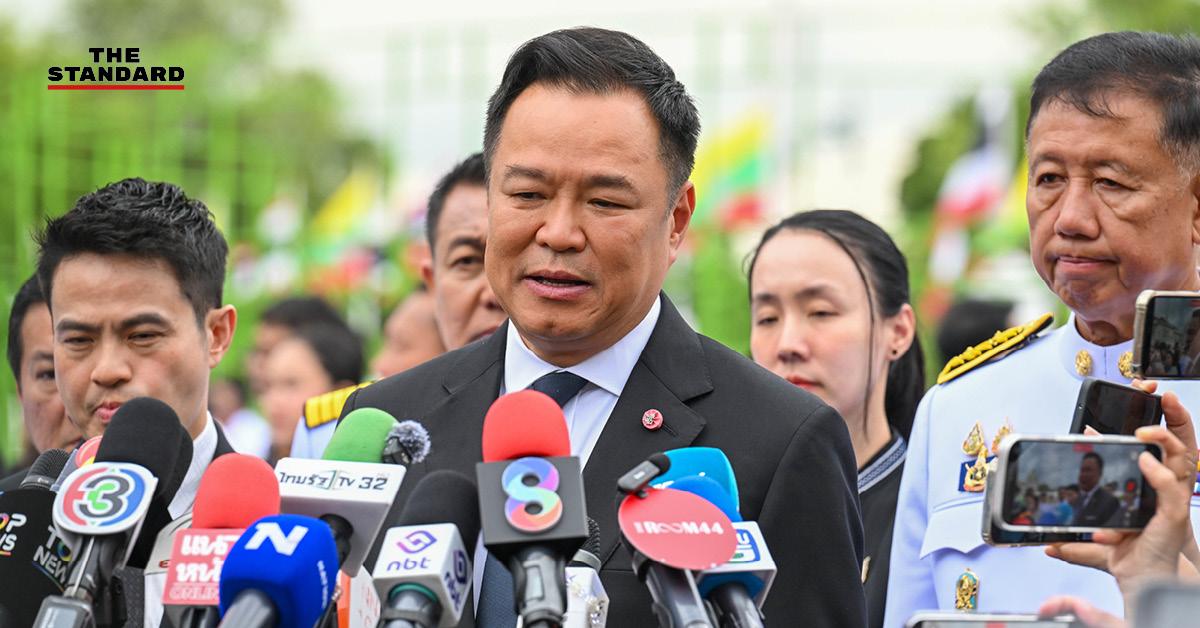 อนุทิน ชาญวีรกูล กำลังแถลงข่าว