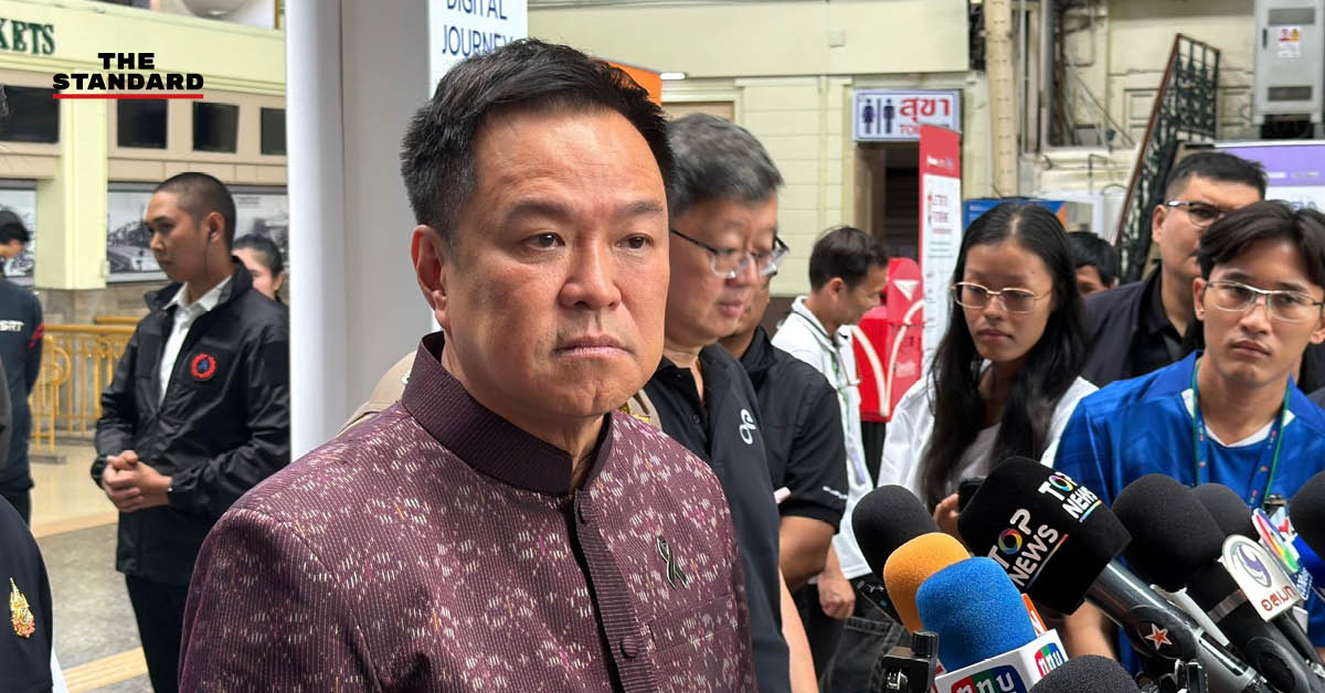 อนุทิน ชาญวีรกูล ให้สัมภาษณ์สื่อมวลชน