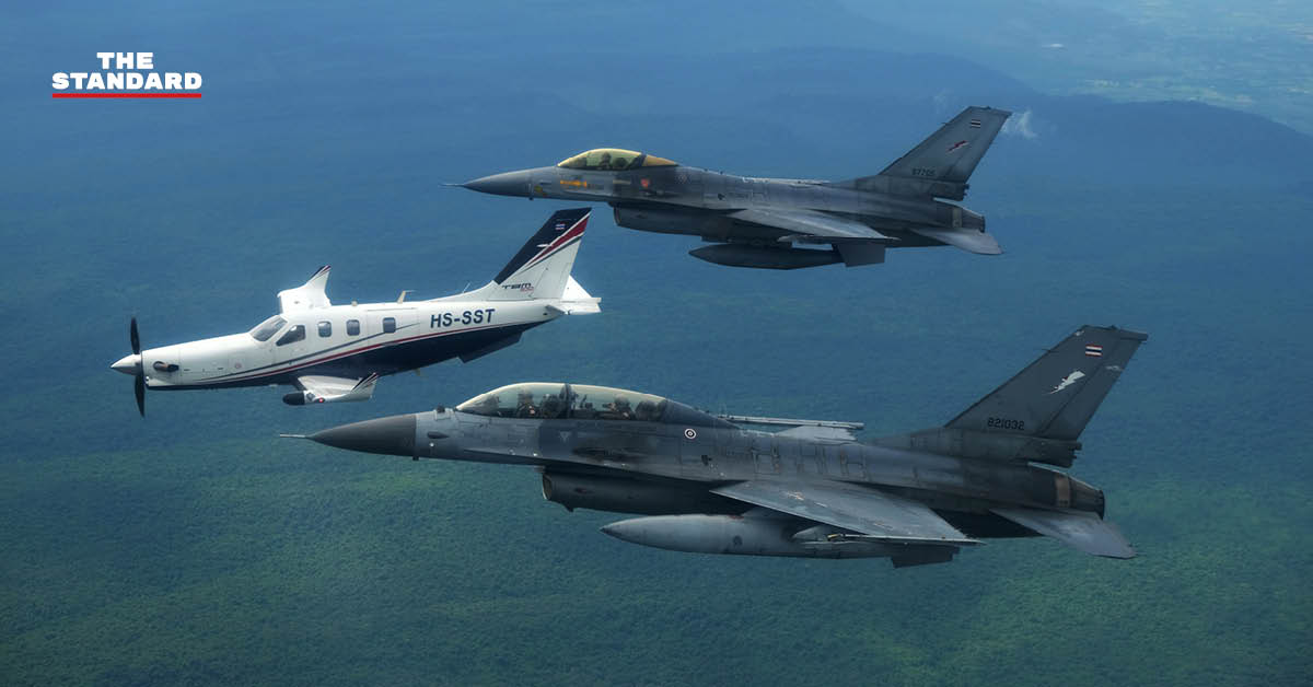 อนุทิน ชาญวีรกูล ยืนหน้าเครื่องบินส่วนตัว ขณะเครื่องบิน F-16 บินประกบที่กองบิน 1 โคราช