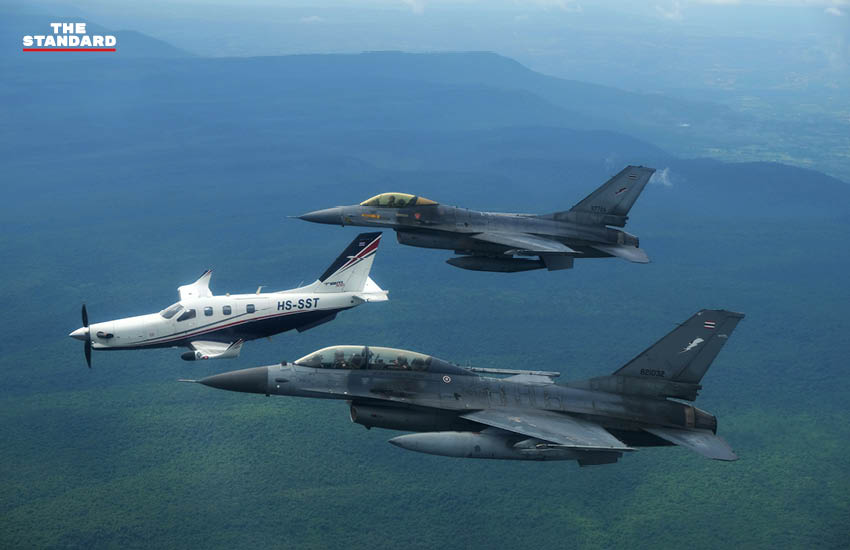 อนุทิน ชาญวีรกูล ยืนหน้าเครื่องบินส่วนตัว ขณะเครื่องบิน F-16 บินประกบที่กองบิน 1 โคราช 1