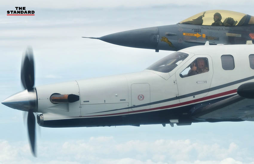 อนุทิน ชาญวีรกูล ยืนหน้าเครื่องบินส่วนตัว ขณะเครื่องบิน F-16 บินประกบที่กองบิน 1 โคราช 2