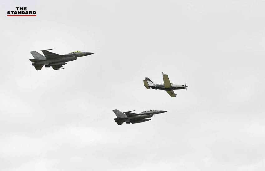 อนุทิน ชาญวีรกูล ยืนหน้าเครื่องบินส่วนตัว ขณะเครื่องบิน F-16 บินประกบที่กองบิน 1 โคราช 3