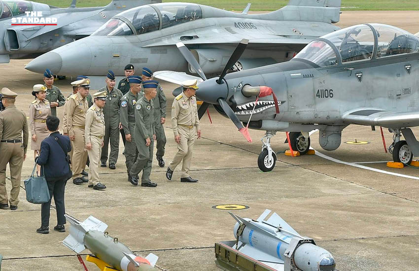 อนุทิน ชาญวีรกูล ยืนหน้าเครื่องบินส่วนตัว ขณะเครื่องบิน F-16 บินประกบที่กองบิน 1 โคราช 5