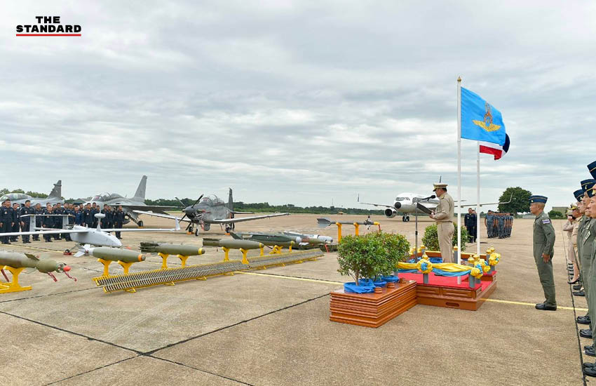 อนุทิน ชาญวีรกูล ยืนหน้าเครื่องบินส่วนตัว ขณะเครื่องบิน F-16 บินประกบที่กองบิน 1 โคราช 6