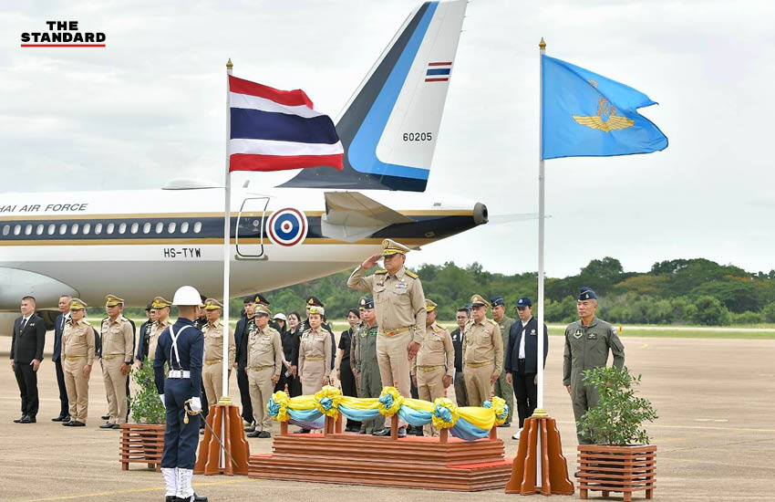 อนุทิน ชาญวีรกูล ยืนหน้าเครื่องบินส่วนตัว ขณะเครื่องบิน F-16 บินประกบที่กองบิน 1 โคราช 7