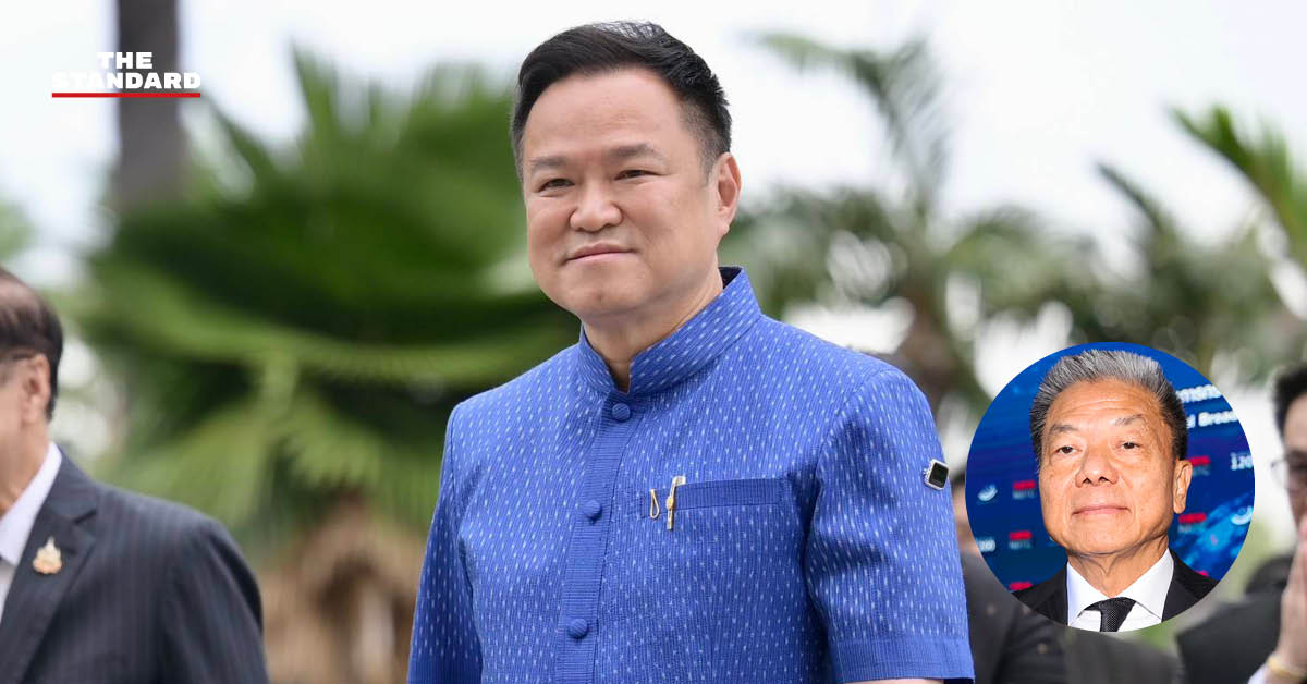 อนุทิน ชาญวีรกูล นายกรัฐมนตรีและรัฐมนตรีว่าการกระทรวงมหาดไทย กำลังให้สัมภาษณ์สื่อมวลชน