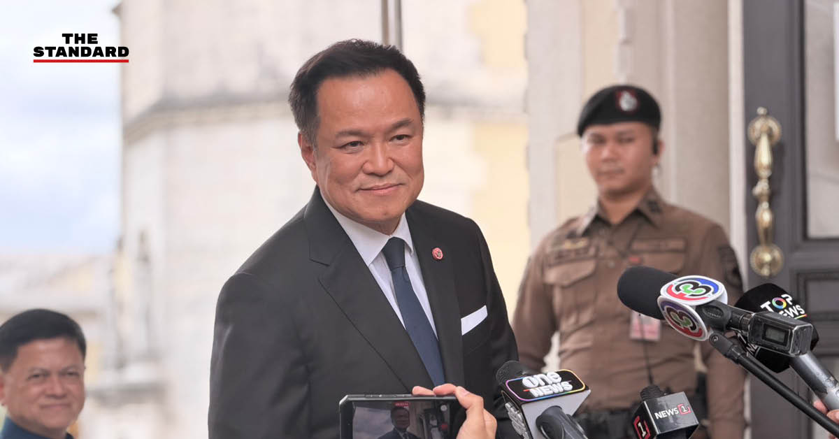 อนุทิน ชาญวีรกูล ให้สัมภาษณ์สื่อมวลชนเกี่ยวกับประเด็นการโยกย้ายข้าราชการ