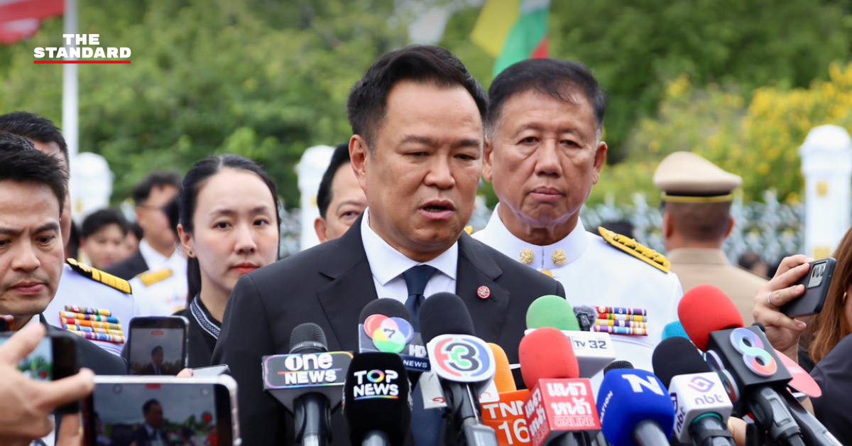 อนุทิน ชาญวีรกูล ให้สัมภาษณ์สื่อมวลชน