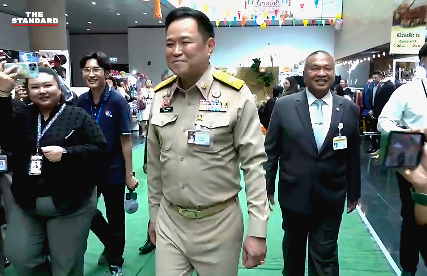 อนุทิน ชาญวีรกูล รับประทานอาหารเช้าที่โรงอาหารรัฐสภา โดยมี พล.อ.เกรียงไกร ศรีรักษ์ และ วุฒิชาติ กัลยาณมิตร ร่วมโต๊ะ 1