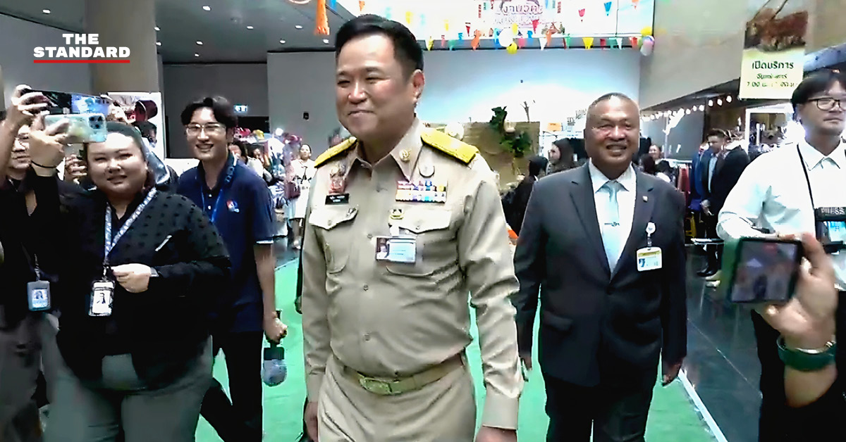 อนุทิน ชาญวีรกูล รับประทานอาหารเช้าที่โรงอาหารรัฐสภา โดยมี พล.อ.เกรียงไกร ศรีรักษ์ และ วุฒิชาติ กัลยาณมิตร ร่วมโต๊ะ