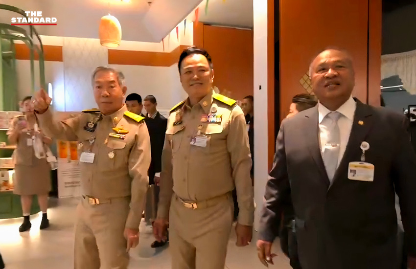 อนุทิน ชาญวีรกูล รับประทานอาหารเช้าที่โรงอาหารรัฐสภา โดยมี พล.อ.เกรียงไกร ศรีรักษ์ และ วุฒิชาติ กัลยาณมิตร ร่วมโต๊ะ 2