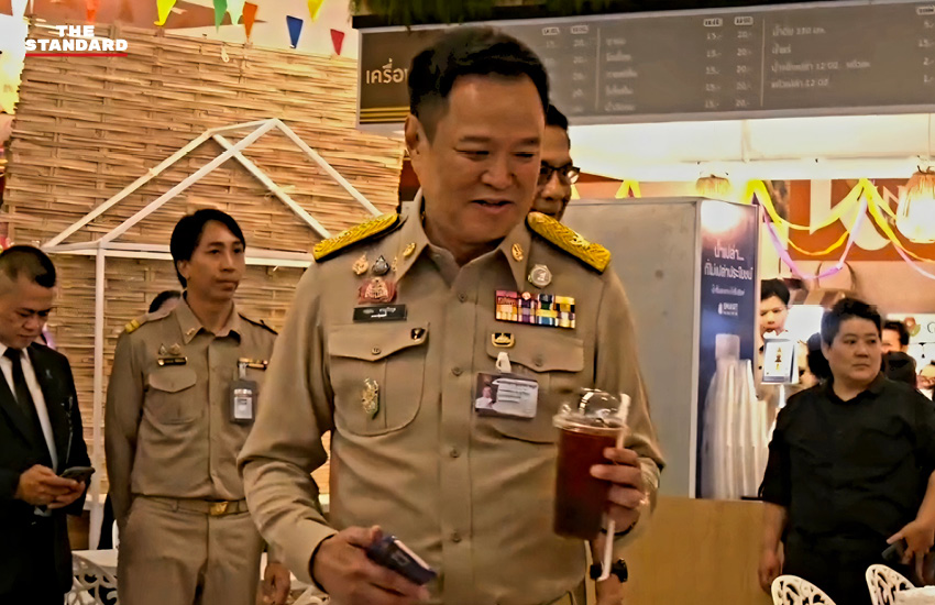 อนุทิน ชาญวีรกูล รับประทานอาหารเช้าที่โรงอาหารรัฐสภา โดยมี พล.อ.เกรียงไกร ศรีรักษ์ และ วุฒิชาติ กัลยาณมิตร ร่วมโต๊ะ 3