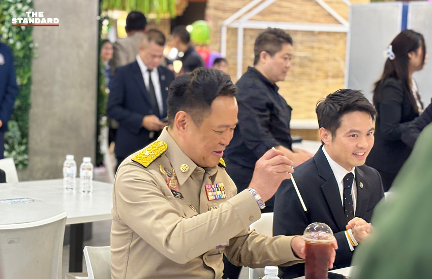 อนุทิน ชาญวีรกูล รับประทานอาหารเช้าที่โรงอาหารรัฐสภา โดยมี พล.อ.เกรียงไกร ศรีรักษ์ และ วุฒิชาติ กัลยาณมิตร ร่วมโต๊ะ 4