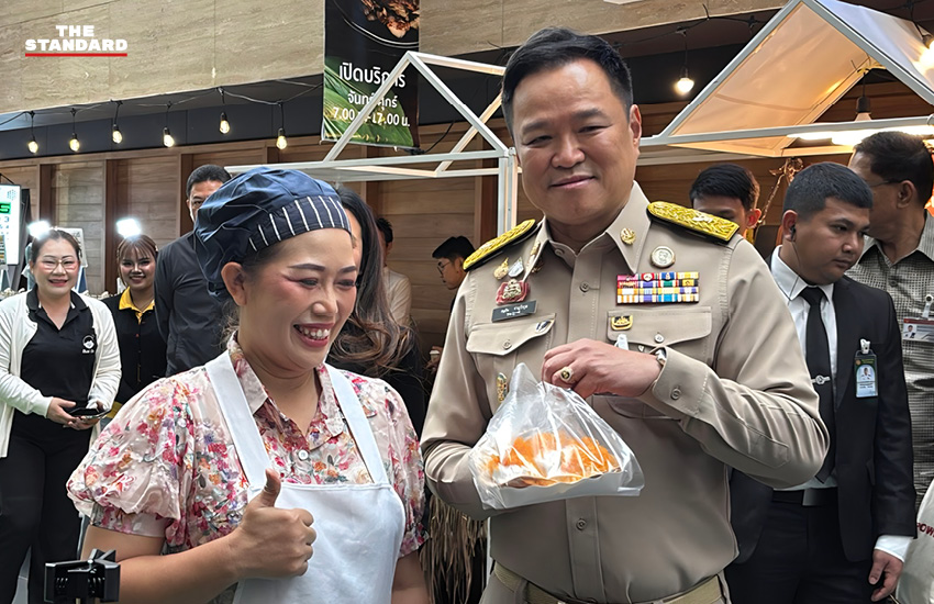 อนุทิน ชาญวีรกูล รับประทานอาหารเช้าที่โรงอาหารรัฐสภา โดยมี พล.อ.เกรียงไกร ศรีรักษ์ และ วุฒิชาติ กัลยาณมิตร ร่วมโต๊ะ 5