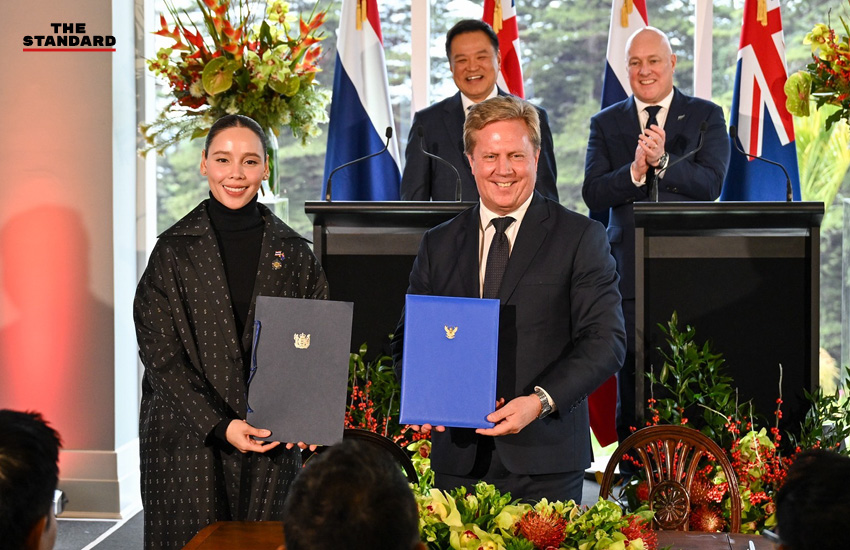 อนุทิน ชาญวีรกูล และ คริสโตเฟอร์ ลักซอน นายกรัฐมนตรีนิวซีแลนด์ ร่วมเป็นสักขีพยานในพิธีแลกเปลี่ยนเอกสารข้อตกลงความร่วมมือด้านวัฒนธรรม 1