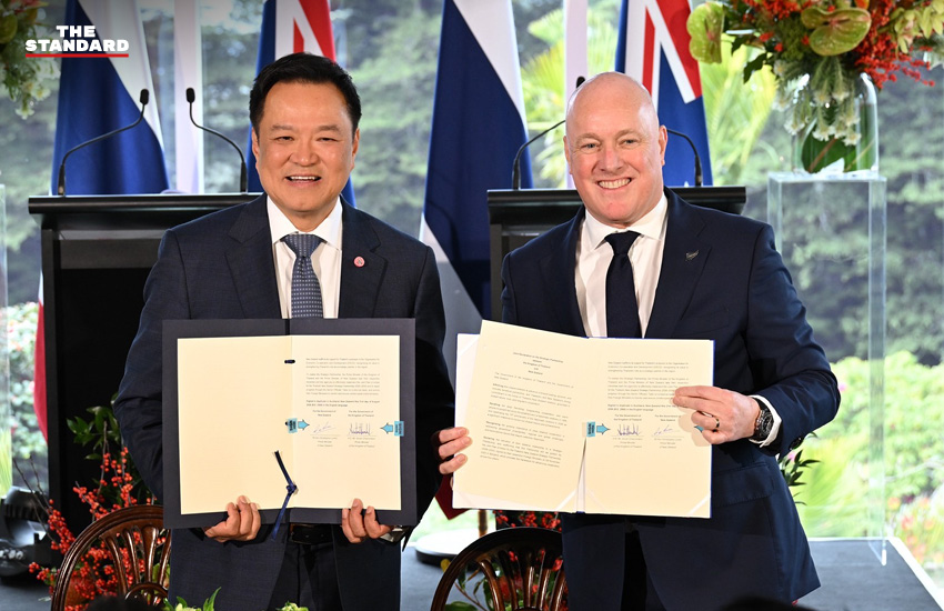 อนุทิน ชาญวีรกูล และ คริสโตเฟอร์ ลักซอน นายกรัฐมนตรีนิวซีแลนด์ ร่วมเป็นสักขีพยานในพิธีแลกเปลี่ยนเอกสารข้อตกลงความร่วมมือด้านวัฒนธรรม 2