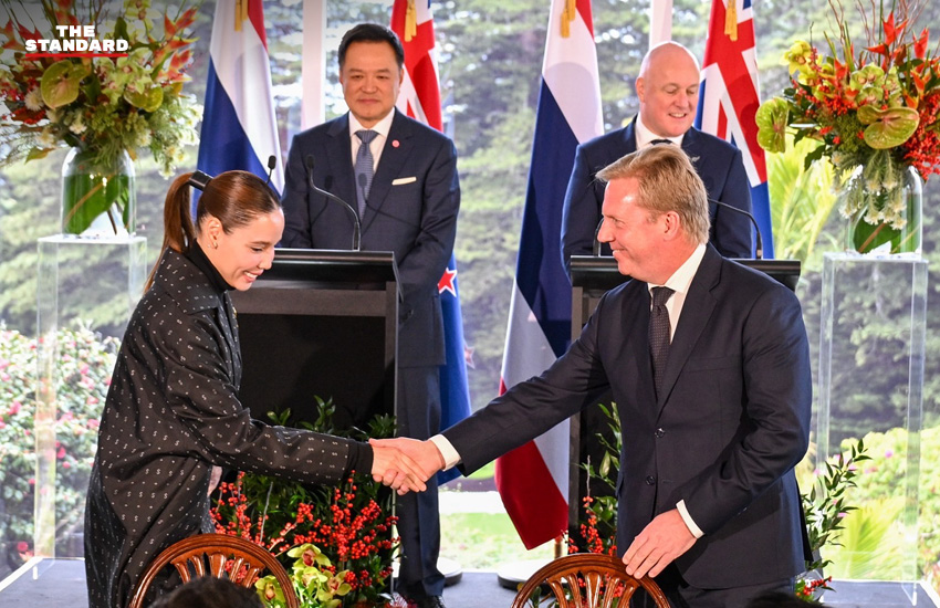 อนุทิน ชาญวีรกูล และ คริสโตเฟอร์ ลักซอน นายกรัฐมนตรีนิวซีแลนด์ ร่วมเป็นสักขีพยานในพิธีแลกเปลี่ยนเอกสารข้อตกลงความร่วมมือด้านวัฒนธรรม 4