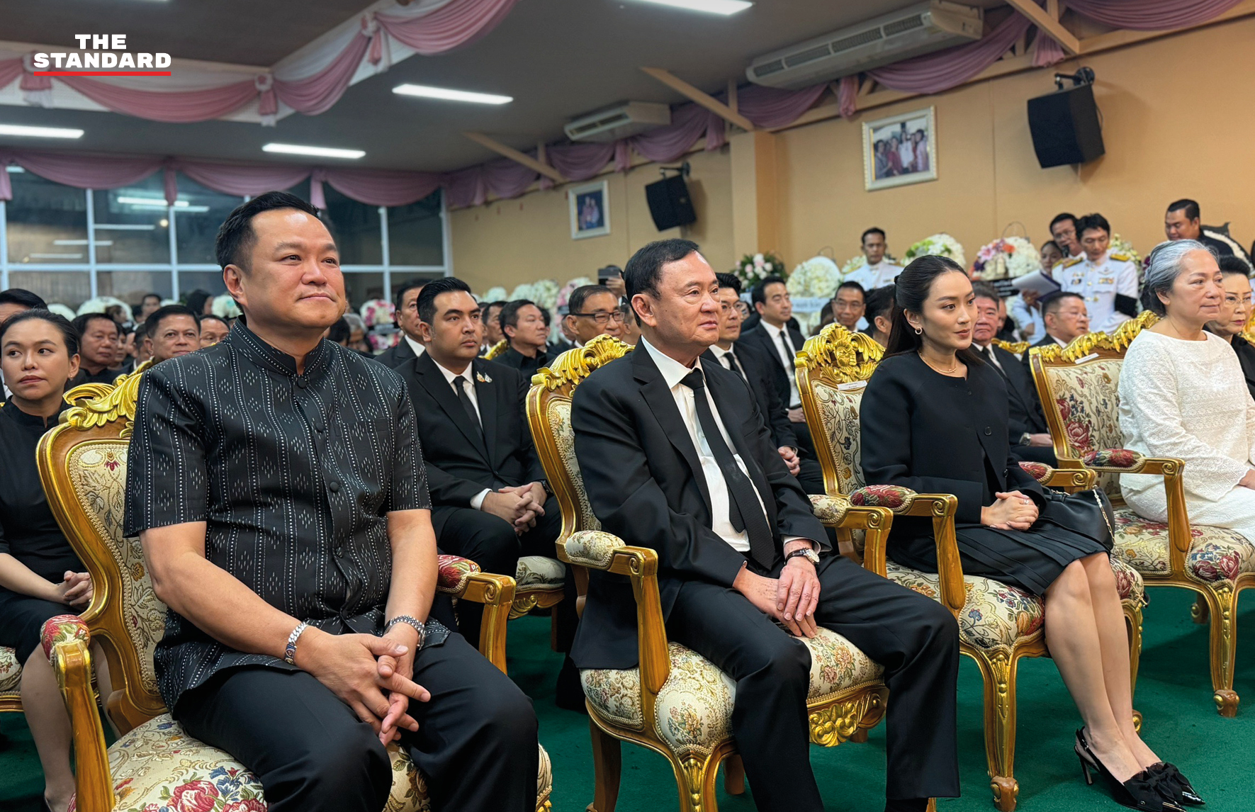 อนุทิน ชาญวีรกูล นั่งข้าง ทักษิณ ชินวัตร ในพิธีสวดอภิธรรม 'เกรียง กัลป์ตินันท์' โดยมี แพทองธาร ชินวัตร และ สมชาย วงศ์สวัสดิ์ ร่วมงาน 1