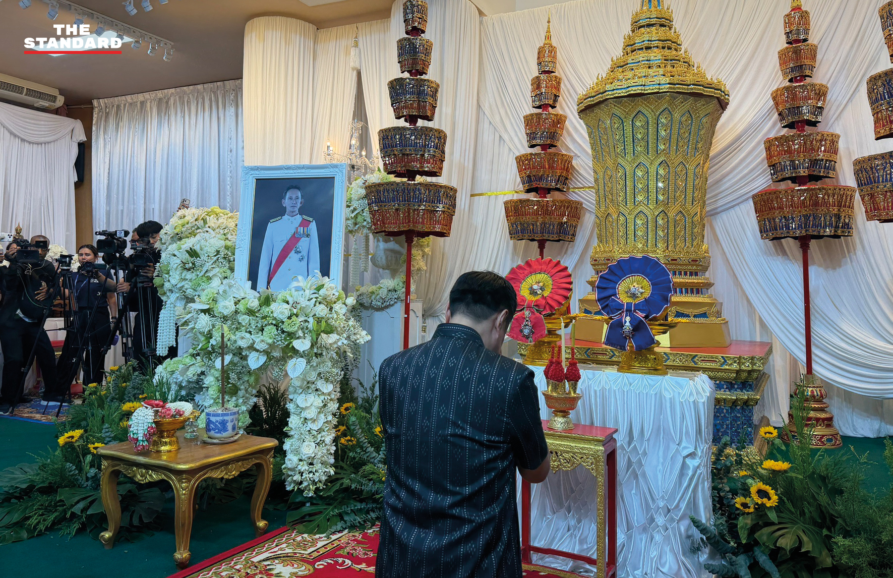 อนุทิน ชาญวีรกูล นั่งข้าง ทักษิณ ชินวัตร ในพิธีสวดอภิธรรม 'เกรียง กัลป์ตินันท์' โดยมี แพทองธาร ชินวัตร และ สมชาย วงศ์สวัสดิ์ ร่วมงาน 3
