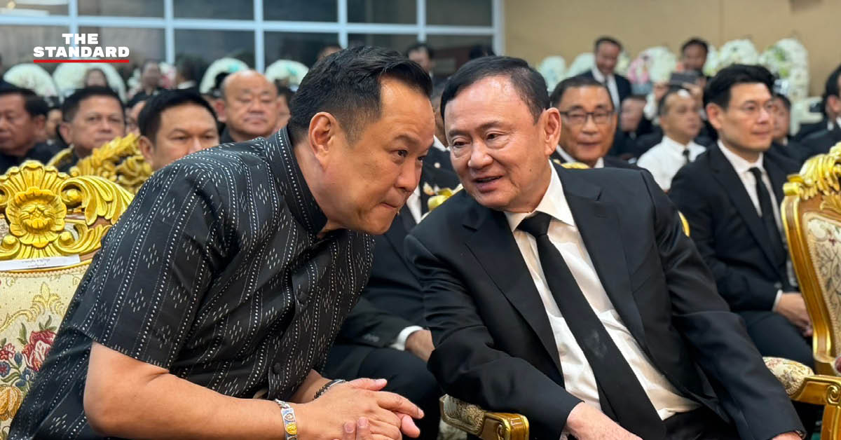 ภาพอนุทิน ชาญวีรกูล และ ทักษิณ ชินวัตร กำลังพูดคุยกัน
