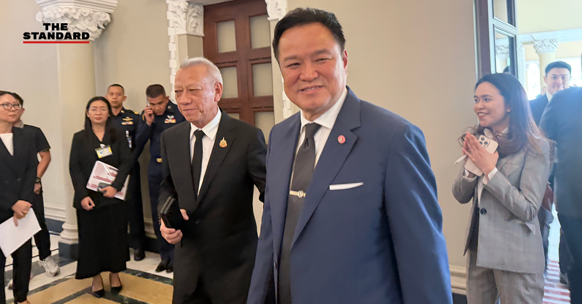 อนุทิน ชาญวีรกูล ให้สัมภาษณ์สื่อมวลชน