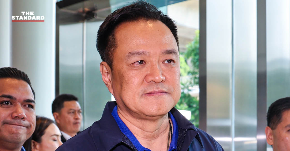 อนุทิน ชาญวีรกูล หัวหน้าพรรคภูมิใจไทย กำลังกล่าวในการประชุม สส.พรรค