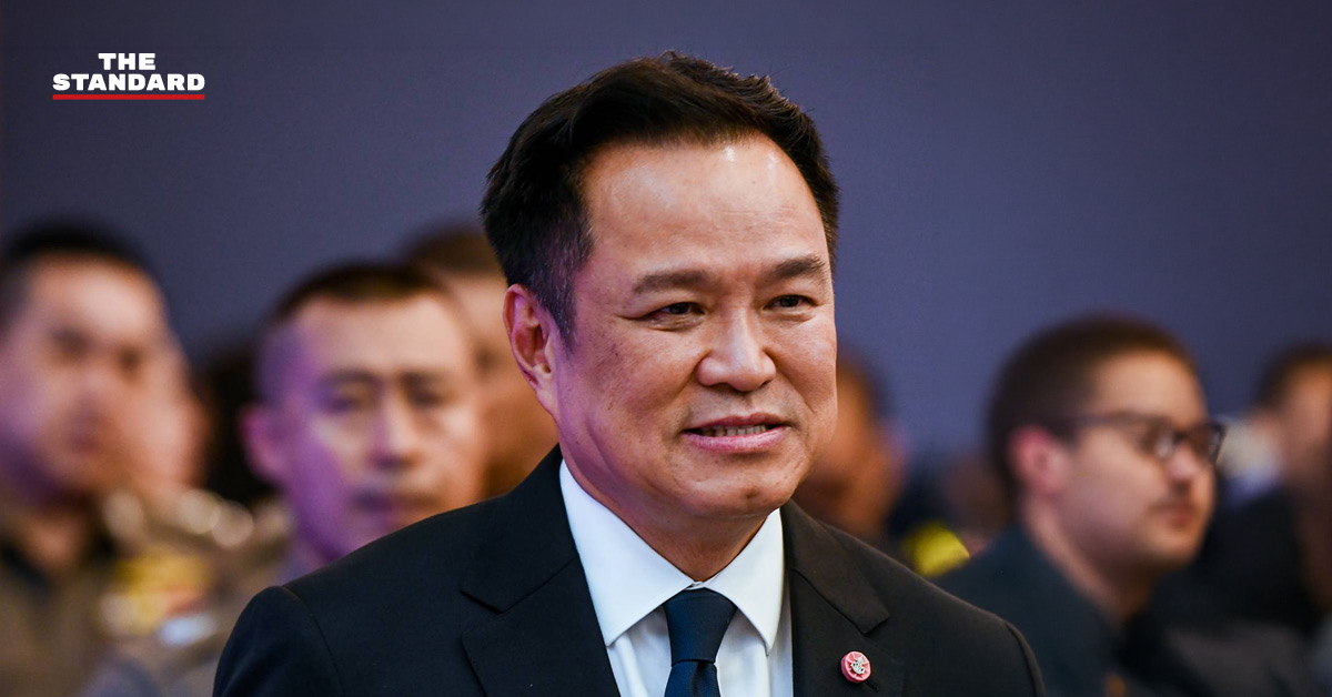 อนุทิน ชาญวีรกูล ให้สัมภาษณ์สื่อมวลชน