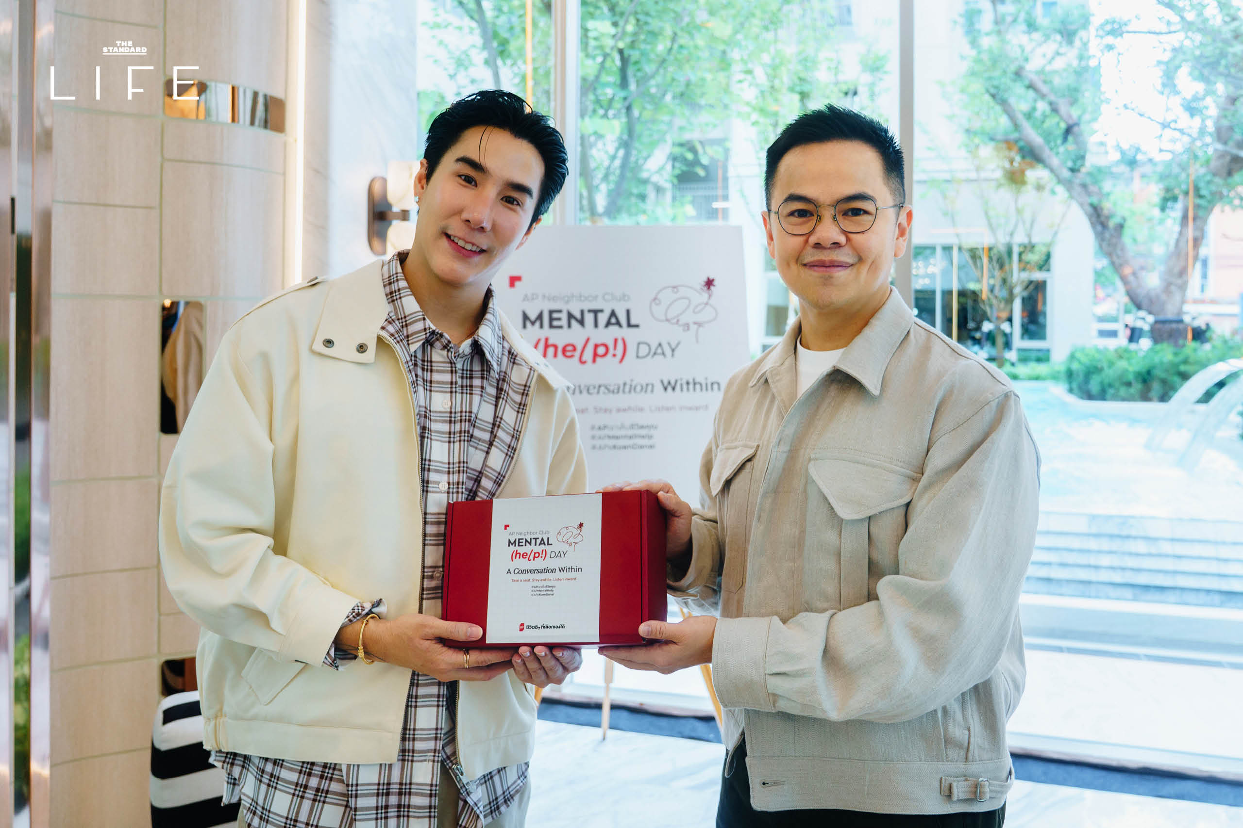 ภาพคุณเขื่อน ภัทรดนัย เสตสุวรรณ กำลังพูดคุยเรื่องสุขภาพใจในงาน AP MENTAL (he/p!) DAY 4