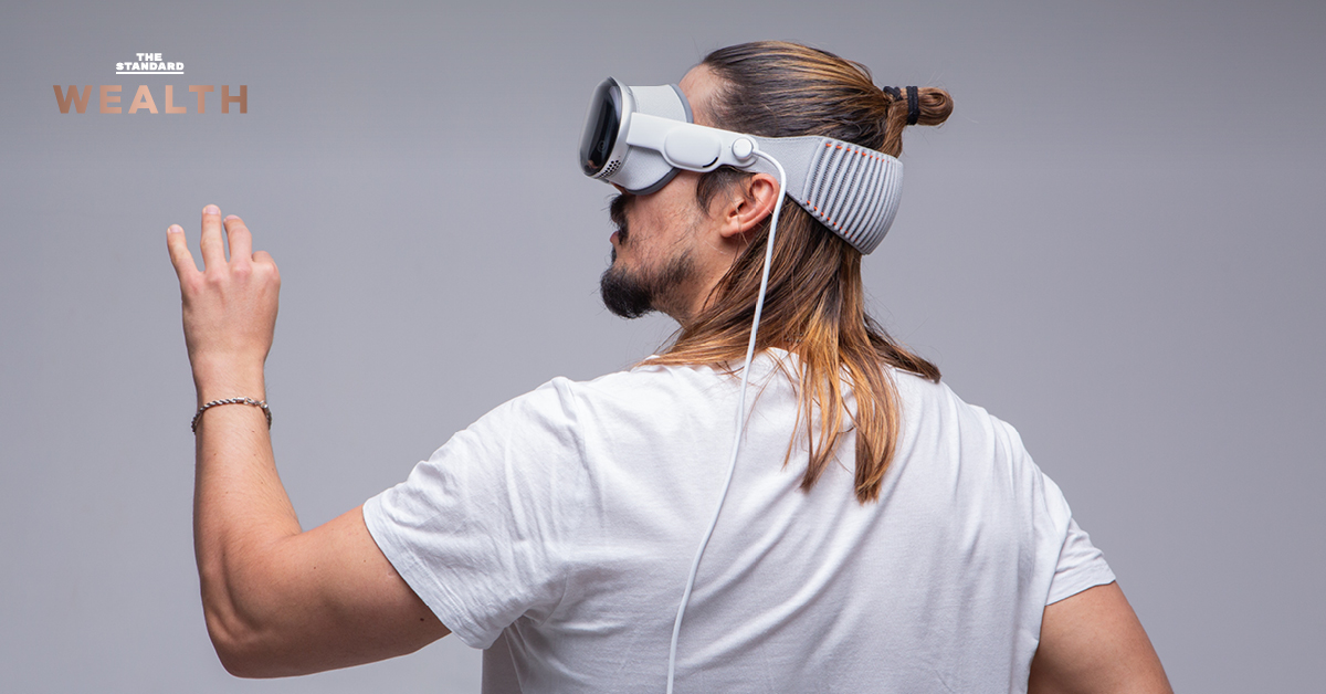 ชายหนุ่มสวมแว่น Apple Vision Pro กำลังใช้งานในโลกเสมือนจริง