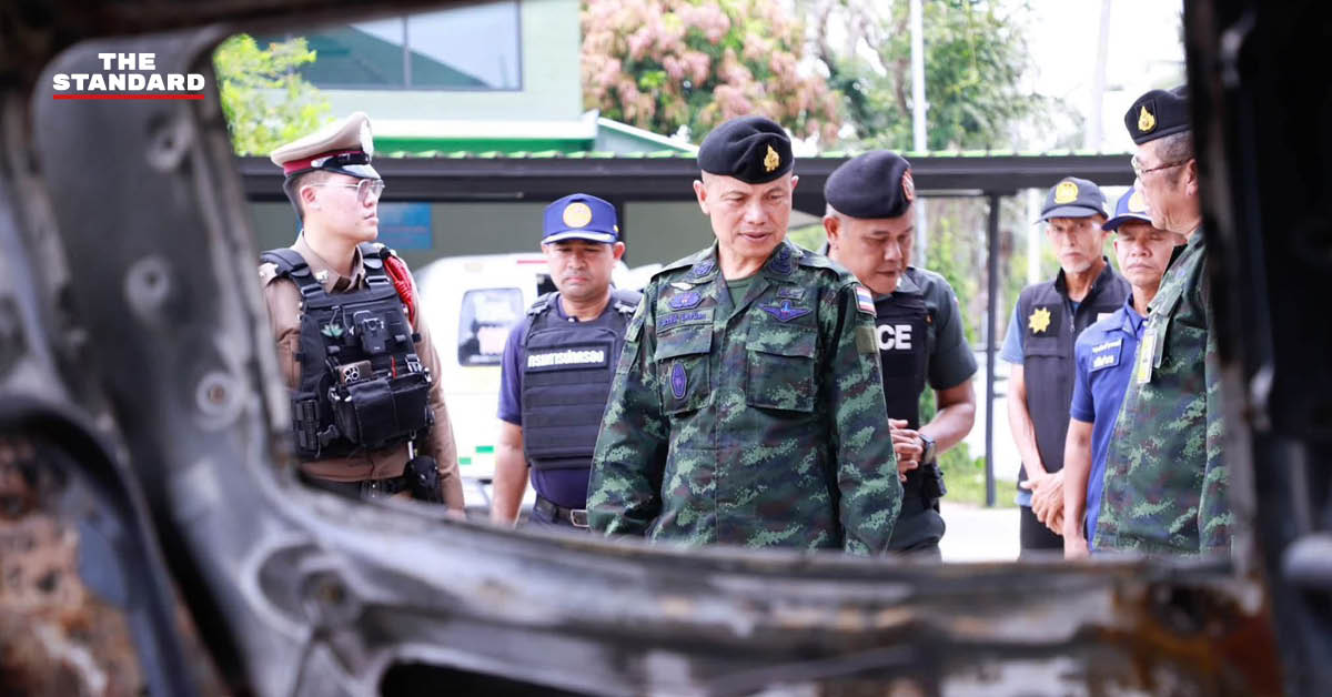 พล.ท.นรธิป โพยนอก แม่ทัพภาคที่ 4 ลงพื้นที่ตรวจสอบจุดเกิดเหตุไม่สงบที่บาเจาะ จังหวัดนราธิวาส พร้อมให้กำลังใจเจ้าหน้าที่