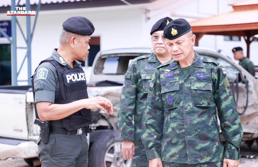 พล.ท.นรธิป โพยนอก แม่ทัพภาคที่ 4 ลงพื้นที่ตรวจสอบจุดเกิดเหตุไม่สงบที่บาเจาะ จังหวัดนราธิวาส พร้อมให้กำลังใจเจ้าหน้าที่ 3