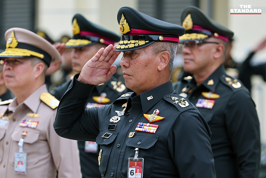 รัฐมนตรีว่าการกระทรวงกลาโหมตรวจเยี่ยมกองบัญชาการกองทัพบกและพบปะผู้บัญชาการทหารบก 5